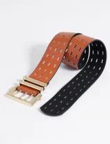 Cinturón ancho color marrón con textura símil cuero de reptil, hebilla cuadrada dorada con triple pasador y perforaciones a lo largo de la correa.