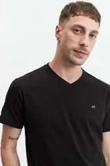 Remera negra de algodón con escote en V y logo bordado en el pecho.