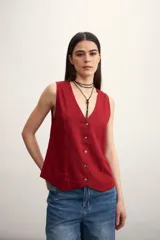 Chaleco rojo con escote en V y cierre frontal con botones.