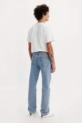 Jean original de bragueta con cierre, de corte recto y sin elasticidad, confeccionado en 100% algodón.