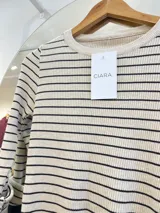 Sweater de tejido fino a rayas en colores neutros, de manga larga y corte clásico.