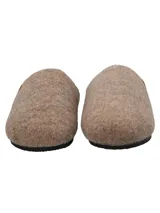 Pantufla cerrada de fieltro color marrón claro, con plantilla de corderito y suela de goma.