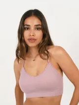 Top color lila con breteles finos y detalle de puntilla en el escote.