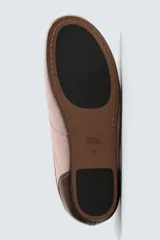 Zapatillas deportivas de piel color rosa con detalles en marrón en la parte trasera. Cierre con cordones al tono.