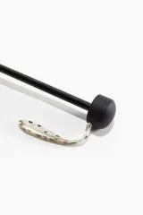 Paraguas plegable con funda, color blanco con lunares negros.