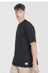 Remera azul de corte clásico y mangas cortas.