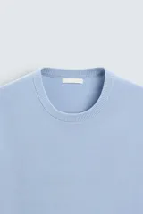 Camiseta color caqui de punto con hilatura de mezcla de algodón, corte recto, cuello redondo y manga corta.