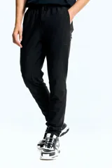 Pantalón de jogging deportivo negro de corte ajustado, confeccionado en tejido funcional DryMove™ que absorbe el sudor. Cuenta con cintura elástica con cordón de ajuste, bolsillos laterales, bolsillos con cierre en las piernas y bajos elásticos.