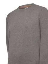 Sweater gris de punto con cuello redondo y mangas largas.