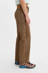Pantalón marrón de tiro medio, corte recto y estilo utilitario.
