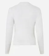 Suéter de punto color blanco, con cuello alto y mangas largas, confeccionado en tejido de peluche.