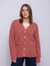 Cardigan de tejido de punto con textura peludita, de manga larga y escote en V, con botones frontales.