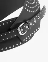 Cinturón faja negro de cuero sintético con tachas plateadas y hebilla metálica.