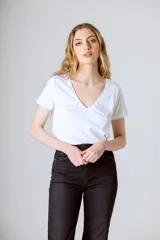 Camiseta negra de algodón orgánico con cuello en V y logo bordado en el pecho.