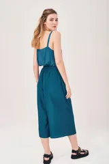 Pantalón capri de tela satinada color azul petróleo, con cintura elastizada.
