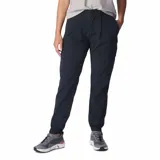 Pantalón de trekking color azul marino, confeccionado con 50% de nailon reciclado, repelente al agua y a las manchas. Cuenta con cintura cómoda plisada, múltiples bolsillos (manos, seguridad con cremallera, cargo, trasero de seguridad) y pernera cónica con bajo parcialmente elástico.