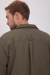 Sobrecamisa verde oliva de manga larga con cuello de camisa, cierre con botones y dos bolsillos frontales con solapa abotonada.