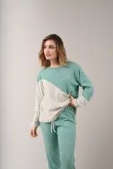 Pijama de lana color verde, con diseño diagonal en tonos claros y oscuros, de manga larga y ajuste cómodo.