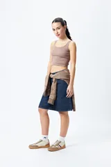 Musculosa corta negra de textura acanalada y escote cuadrado.