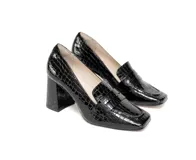 Mocasines de tacón negro con textura de cocodrilo, diseño refinado y tacón cuadrado.
