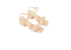Sandalias color beige de gamuza con tira ancha, pulsera delicada al tobillo y tacón bloque de 5 cm.