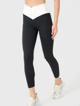 Calza deportiva negra con cintura alta blanca.