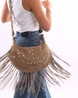 Bolso de hombro tipo boho, color bordó, confeccionado en gamuza con tachas plateadas y flecos largos. Tiene correa doble para usar al hombro o cruzado, forro interior y bolsillo interno.
