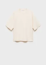 Jersey color crema de punto fino, con cuello redondo, manga corta y diseño oversize.
