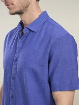 Camisa de manga corta a rayas verticales color lila y blanco, confeccionada en mezcla de lino y algodón.