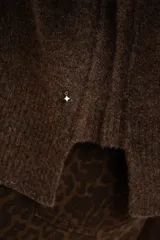 Sweater color marrón claro de tejido de punto, con cuello redondo y mangas largas.