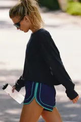 Buzo de algodón y poliéster color blanco, de manga larga y cuello redondo.