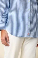 Camisa de manga larga a rayas verticales color violeta y blanco, con cuello clásico y corte recto.