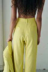 Pantalón de lino negro con 2 pinzas, 2 bolsillos delanteros y 2 traseros, con presillas.