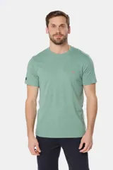 Remera celeste de manga corta con cuello redondo y bordado pequeño en el pecho. Corte clásico.