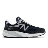 Championes urbanos New Balance modelo 990 V6, color azul marino con detalles en negro y gris. Confeccionados en gamuza y malla, con logo "N" característico en los laterales y entresuela FuelCell y ENCAP.
