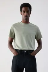 Remera verde claro de algodón, corte estándar, con cuello redondo ribeteado y bajo recto.