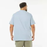 Camiseta celeste de manga corta con cuello redondo y estampado de figuras humanas de colores al estilo de Keith Haring.