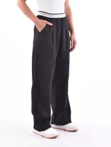 Pantalón negro de corte ancho con cintura elástica y bolsillos cargo.