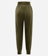 Pantalón deportivo verde oliva confeccionado en microfibra con cintura elástica.