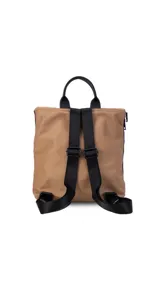 Mochila negra de nylon capitoneada con bolsillo principal con cierre, dos bolsillos frontales con cierre y asa superior.