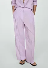 Pantalón wideleg color lila a rayas verticales, con trabillas, bolsillos laterales y traseros. Cierre oculto con botón, gancho y cremallera.