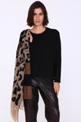 Sweater negro de corte holgado con cuello redondo y terminaciones desflecadas.