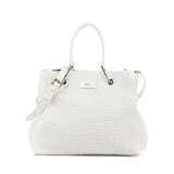 Cartera tipo shopper color blanco, confeccionada en símil cuero texturizado. Tiene doble asa de mano, correa bandolera regulable y herrajes plateados. El acceso es con cierre. Interior forrado en tela de algodón y poliéster con un bolsillo con cierre y dos bolsillos abiertos.