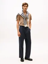 Remera de algodón color beige con cuello redondo y logo de Tommy Hilfiger bordado en el pecho.