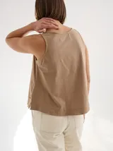 Camisa celeste de manga larga con cuello clásico, cierre frontal con botones y dos bolsillos de parche en el pecho.