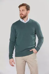 Sweater negro de tejido de hilo liviano 100% algodón, con cuello en V y logo bordado en el pecho.