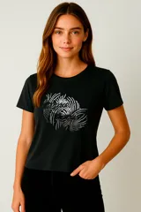 Remera negra de manga corta con cuello redondo y estampado abstracto plateado.