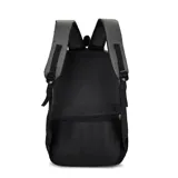 Mochila negra con bolsillo frontal, tres divisiones con cierre y capacidad para notebook. Incluye bolsillos laterales de rejilla para botellas.