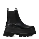 Bota Chelsea negra de cuero sintético con plataforma track y elásticos laterales.