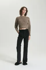 Sweater marrón de punto con cuello redondo, tejido con trenzas y terminaciones en rib.